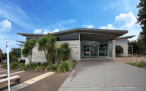 Single-storey library building with flat roof and planted entrance