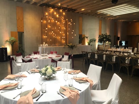 Round event table