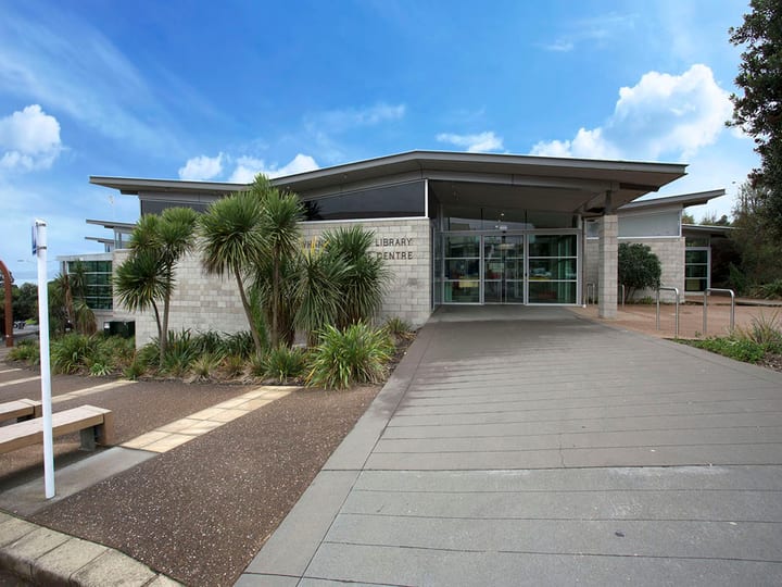 Single-storey library building with flat roof and planted entrance