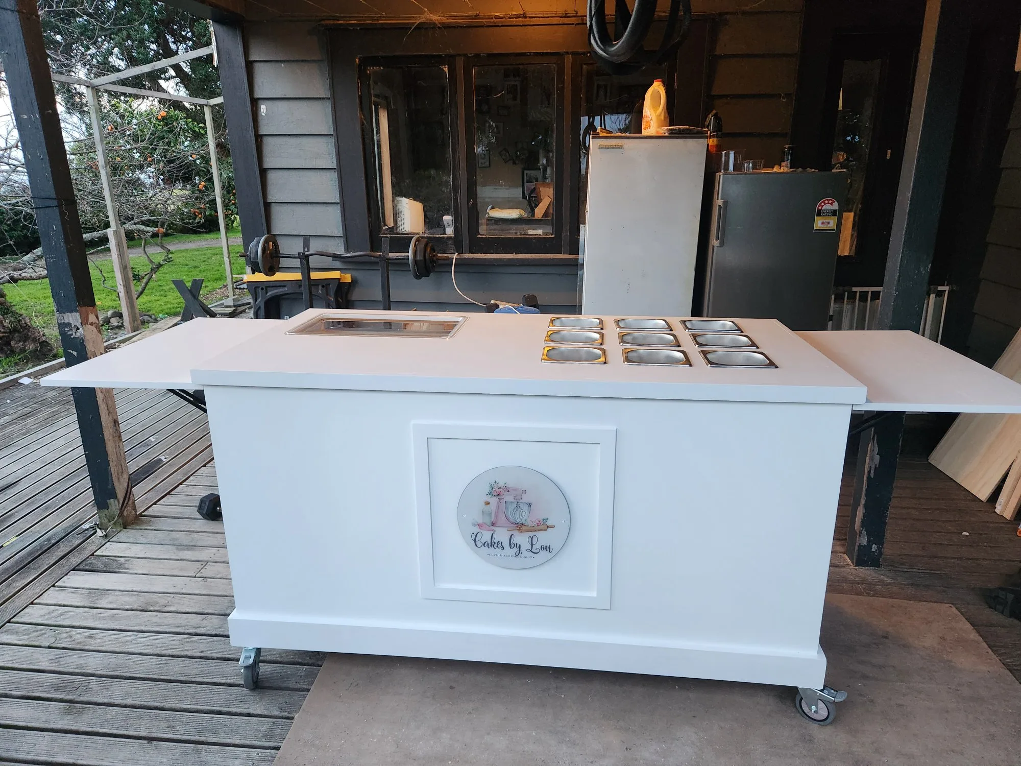 Cake cart counter with sample displays